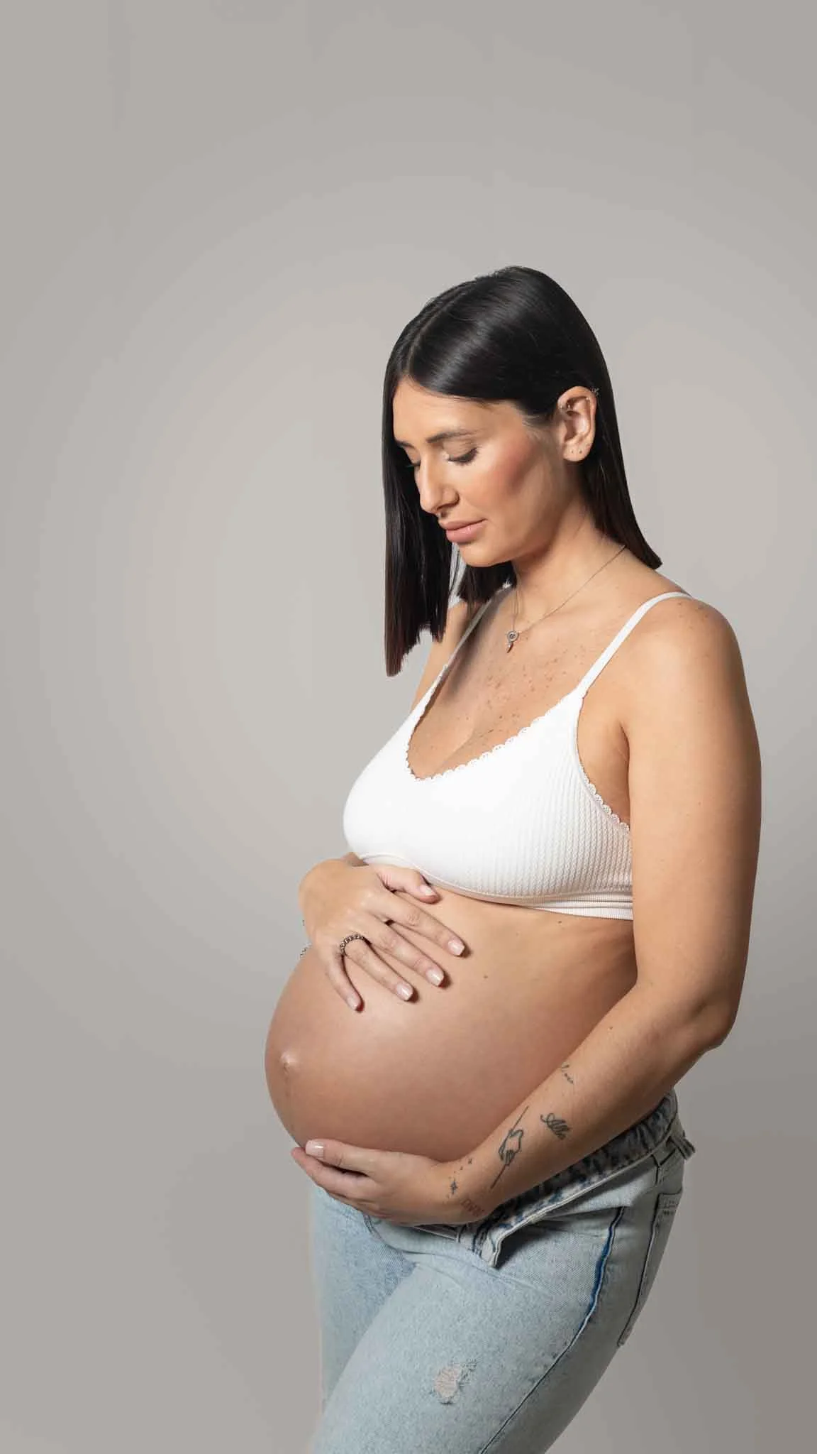 Fotografía premamá artística en Sevilla