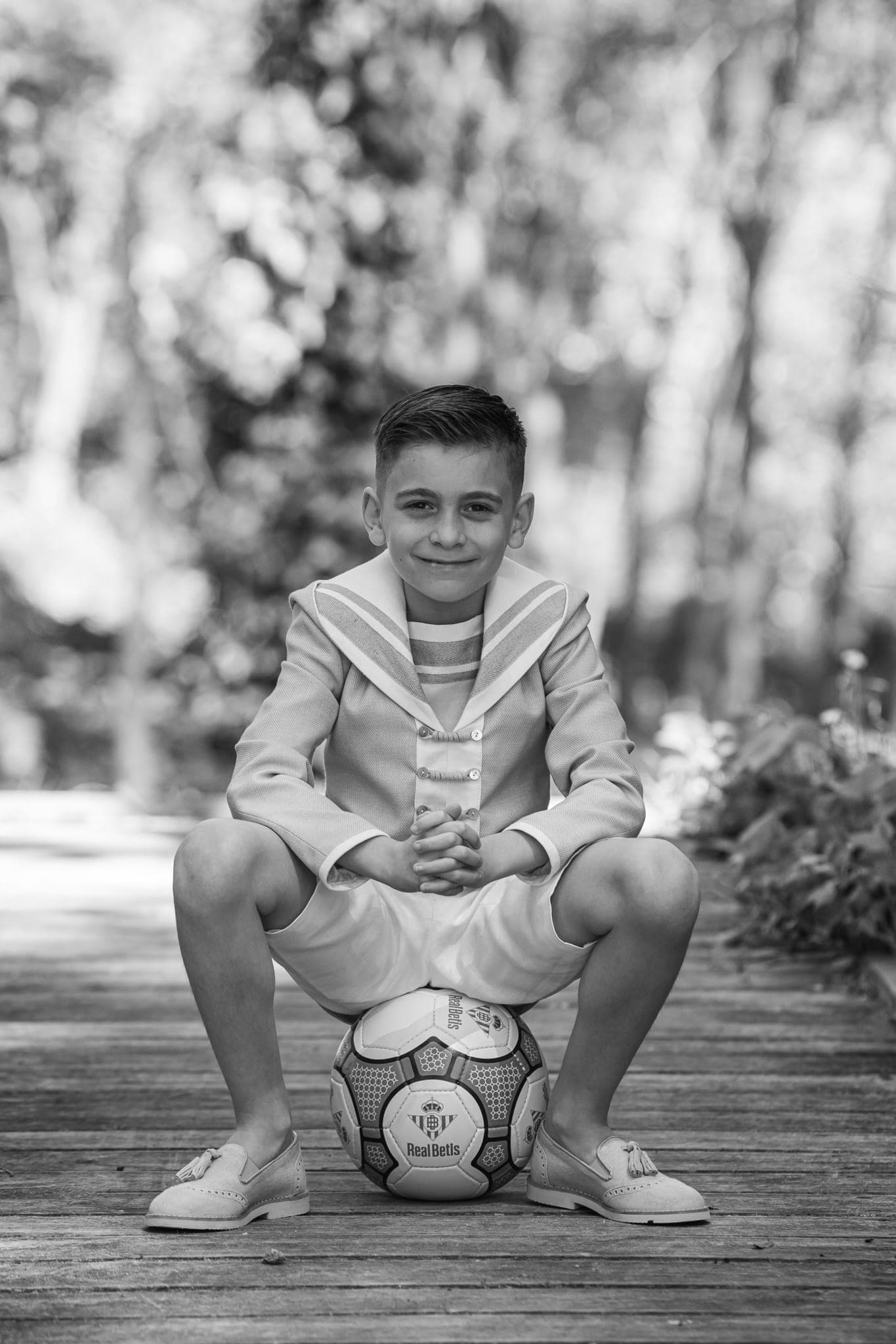 Fotos comunión niño traje Sevilla, sesión natural — Fotografía Ruiz