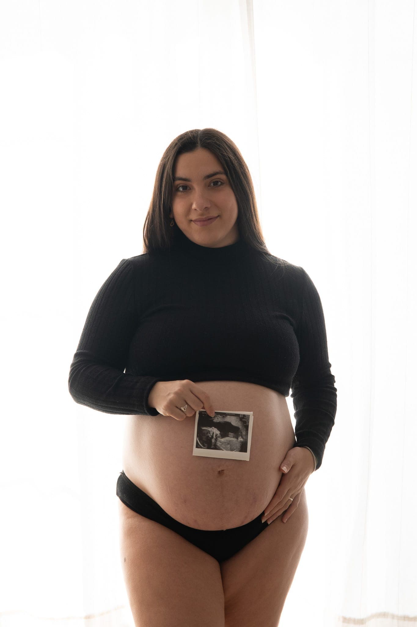 Foto estudio embarazadas en Sevilla con fondo neutro y luz controlada — Fotografía Ruiz
